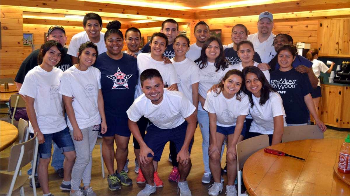 Foto de campistas felices disfrutando de trabajar y aprender el idioma inglés en el campamento de verano del Programa CCUSA Ventur Pipiol