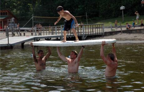 trabajos-de-verano-niños-alberca
