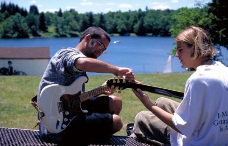 ccusa-chicos-tocando-guitarra