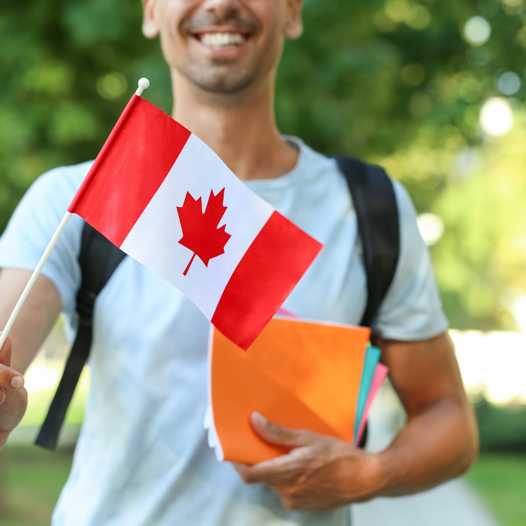 Chico con bandera de Canadá en la mano
