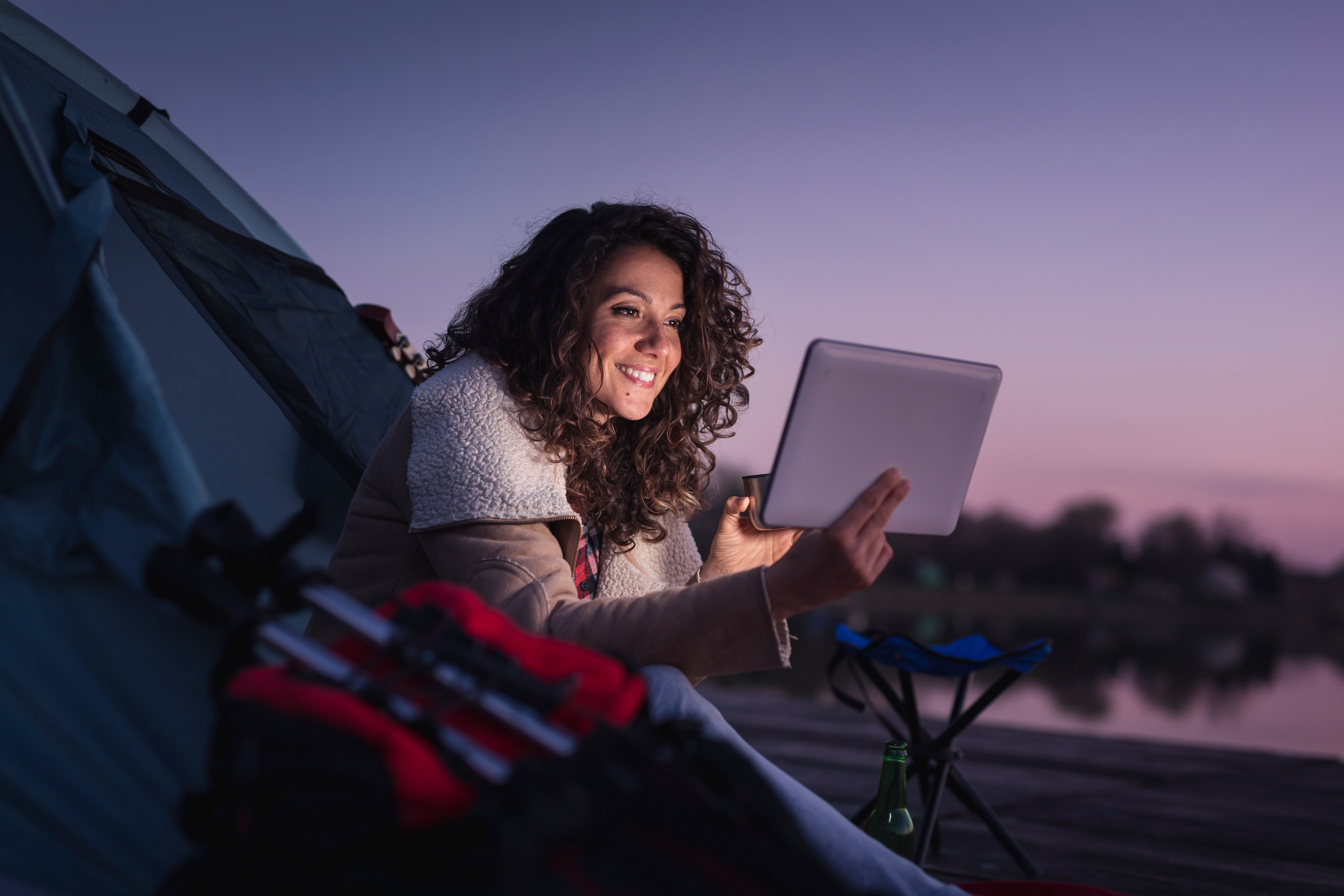 Mujer con su tablet en el campamento de verano