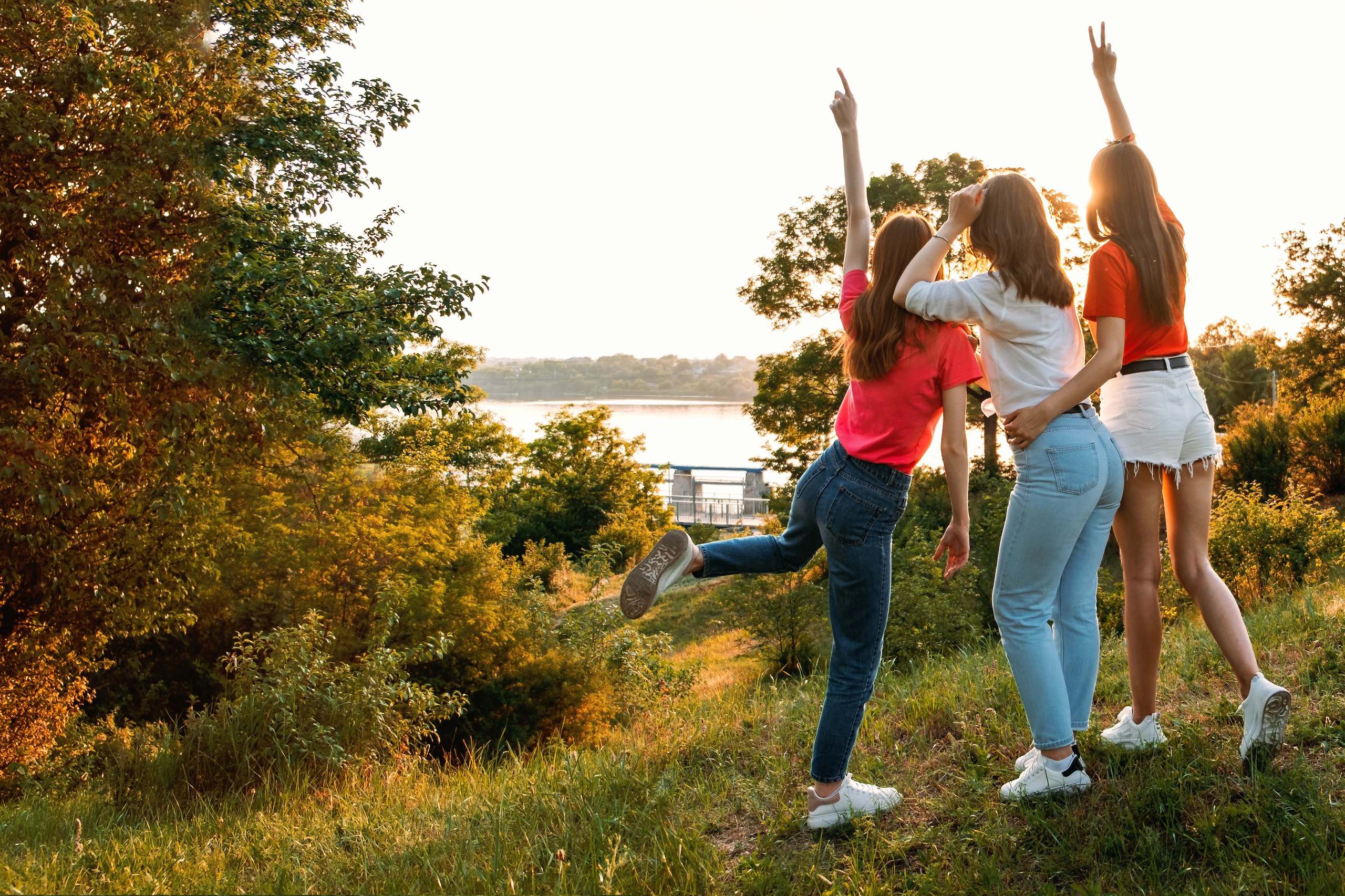 Tres amigas con jeans en una motaña