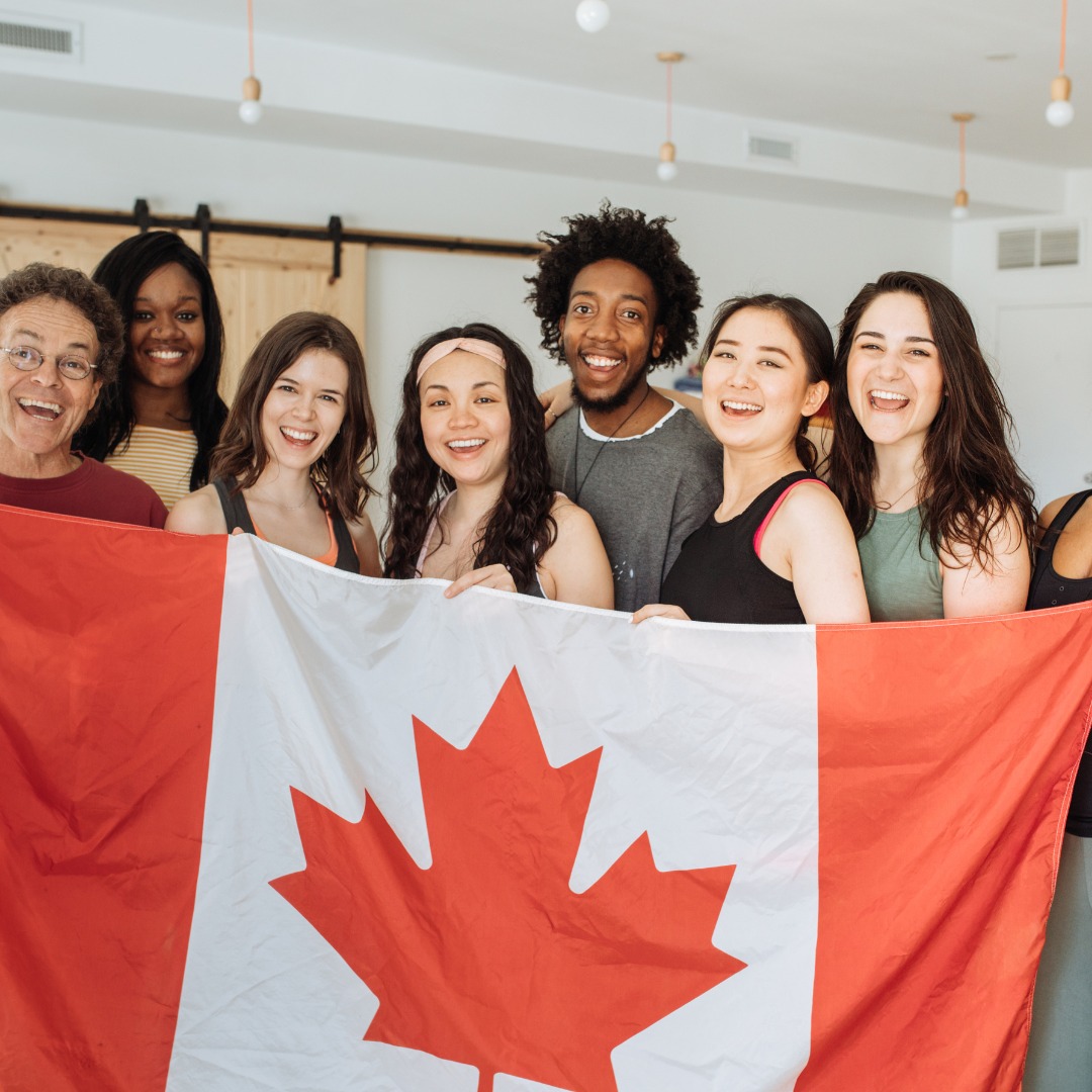 Equipo de jóvenes con bandera canadiense enviados por Ventur Pipiol.