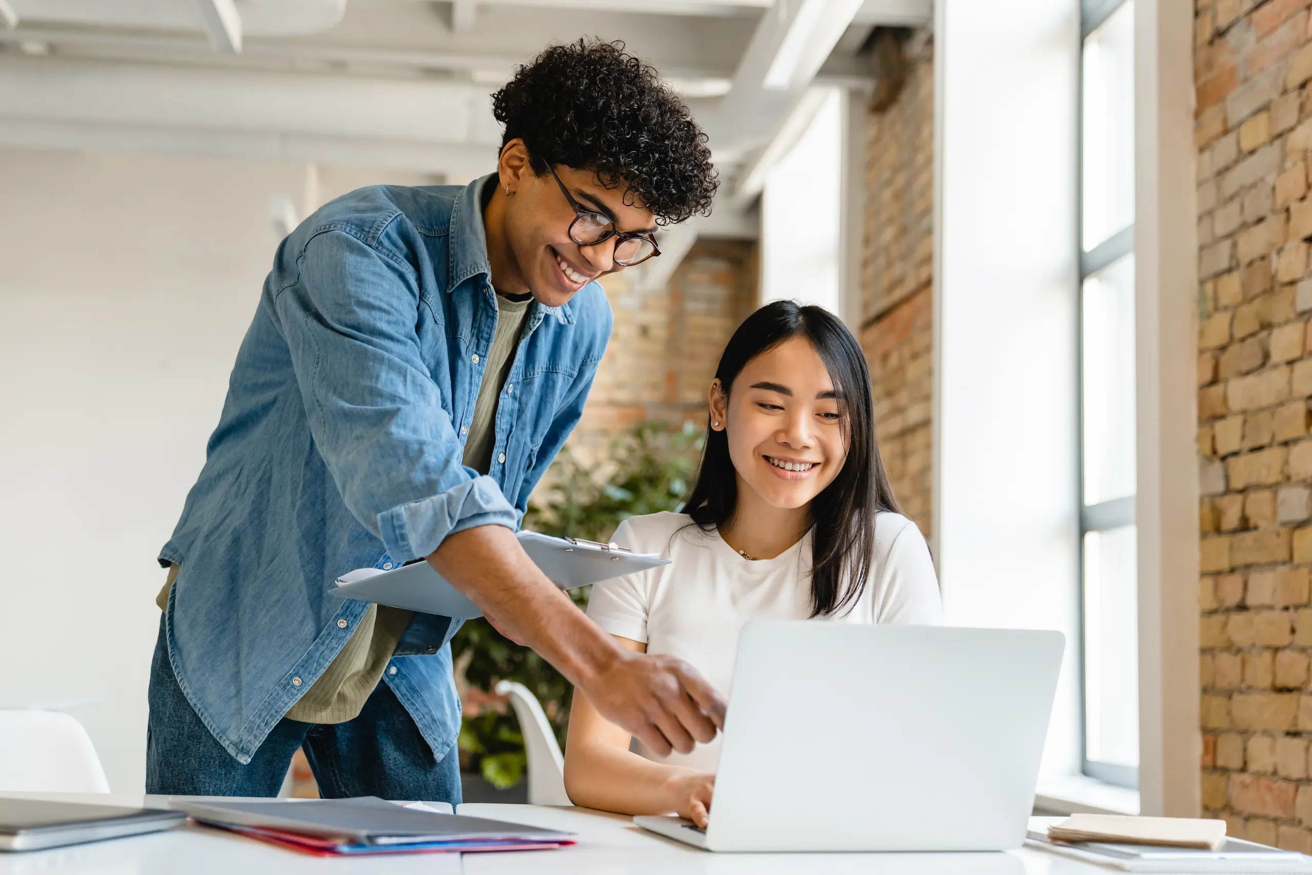 Par de chicos jóvenes buscando trabajo en la computadora.