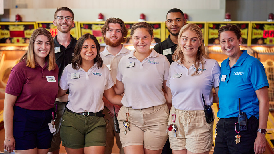 equipo-de-estudiantes-con-trabajos-bien-pagados-en-Work-Experience-USA Encuentra trabajos bien pagados en resorts y hoteles de EE. UU. para estudiantes de intercambio que desean aprender inglés.
