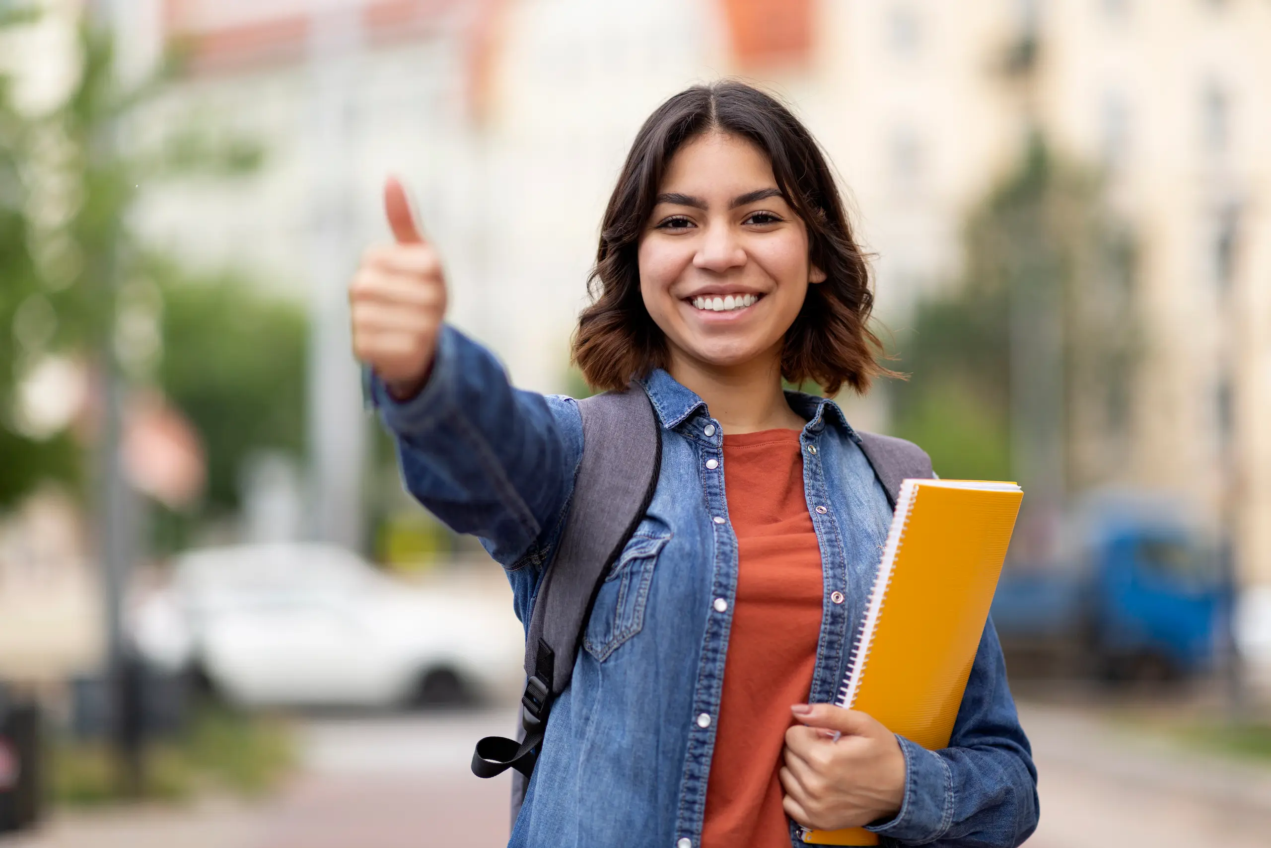 Chica contenta de nivelar su inglés para participar en el programa Work Experience.