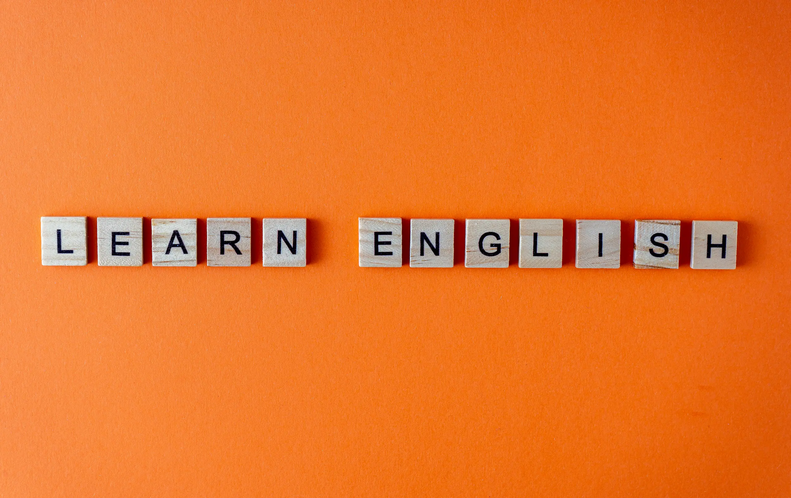 Letras que forman una palabra en inglés con fondo anaranjado.