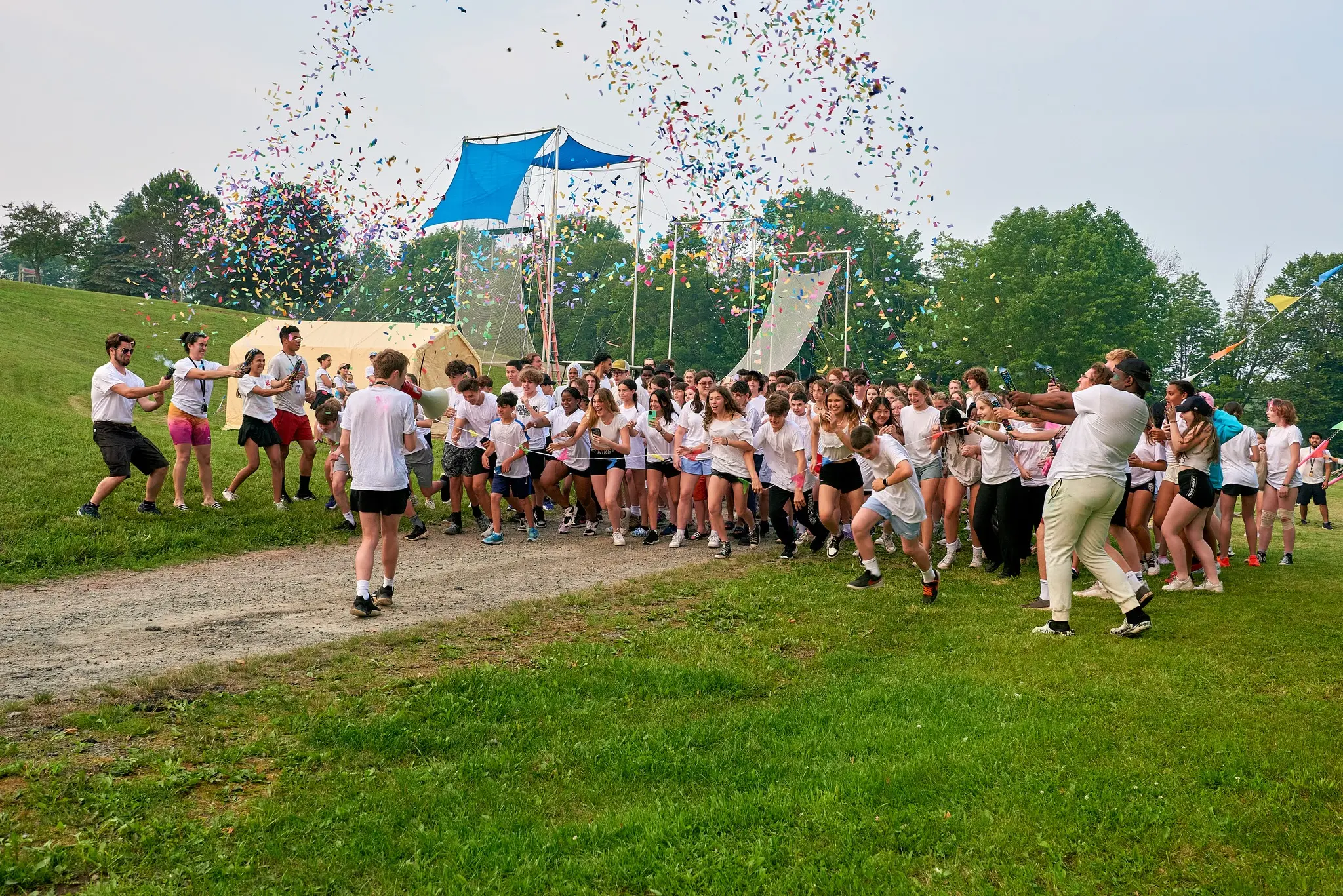 Jóvenes en actividades recreativas con CCUSA Ventur Pipiol en el campamento de verano.